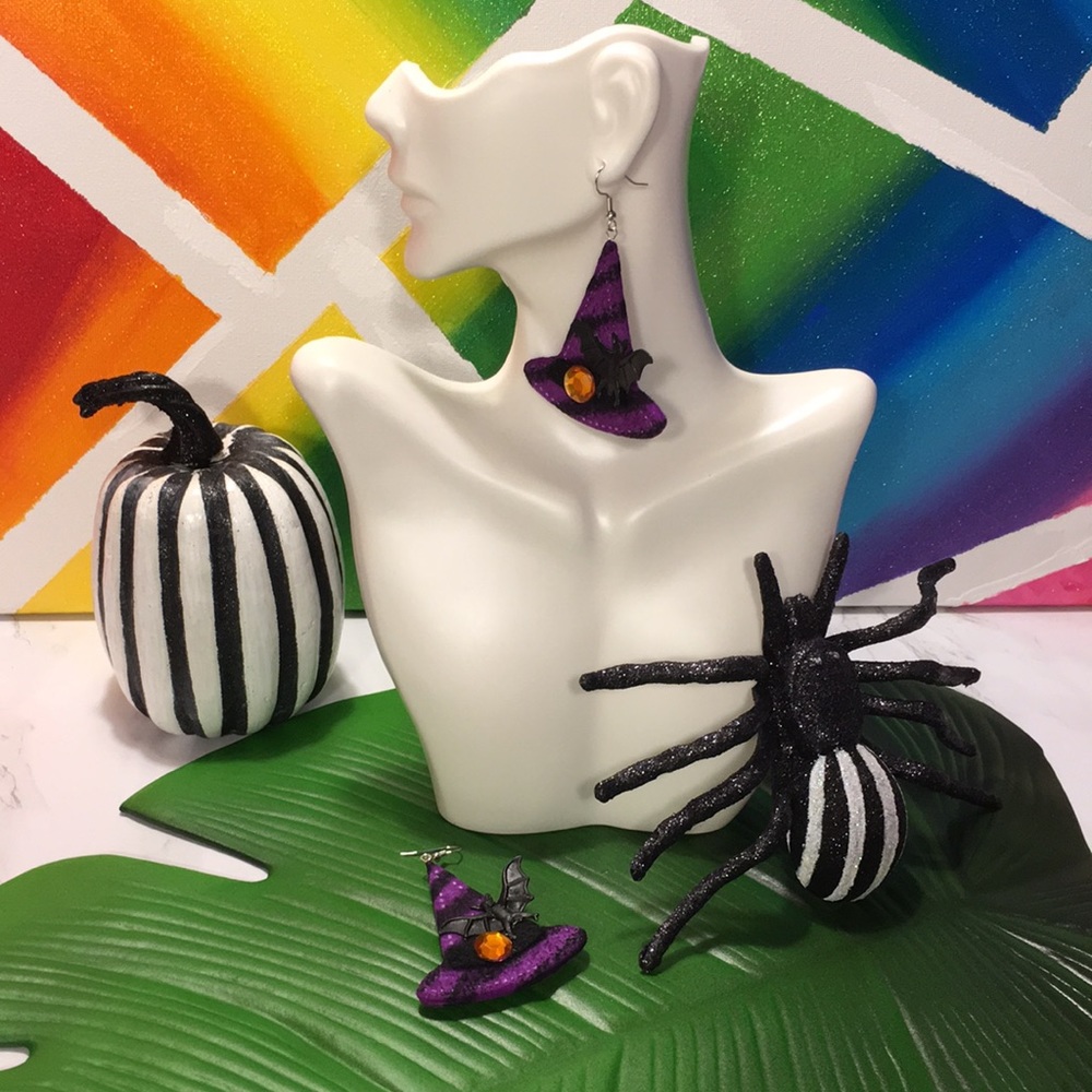 5/$25 
Handmade witch hat earrings.